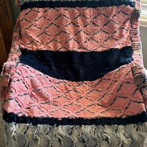 Minky Strip blanket 36“ x 54” and heart pillow 18”